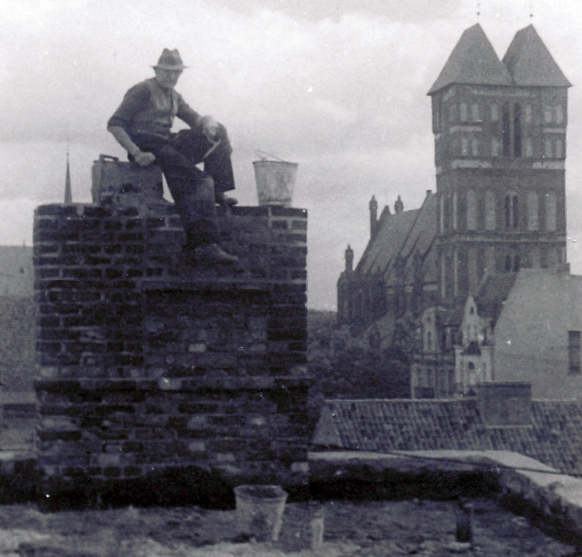 Na zdjęciu remont komina w Toruniu - początek XX w.